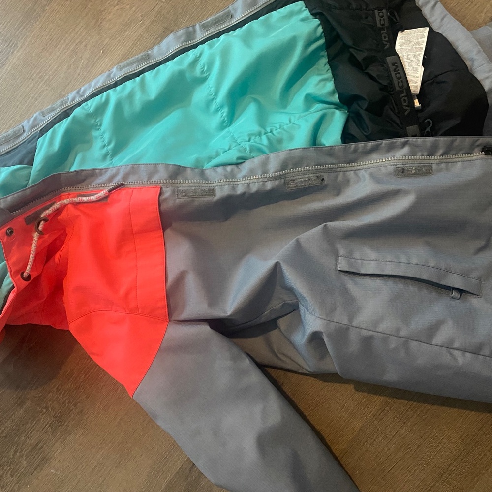 Volcom Women’s Small Snowboarding Jacket - Picture 4 of 6